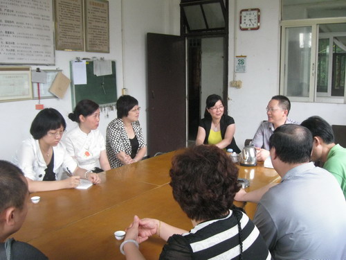 与永安小学校领导举行座谈。