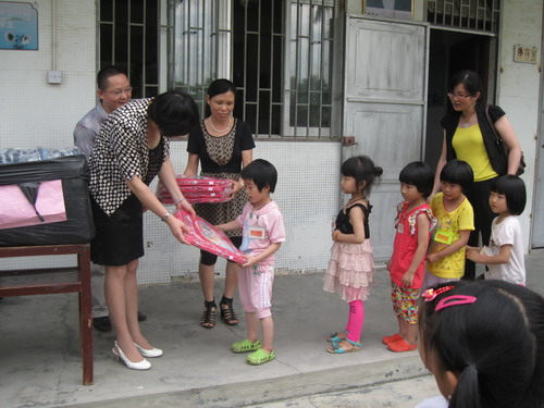 为永安小学学生分发书包。