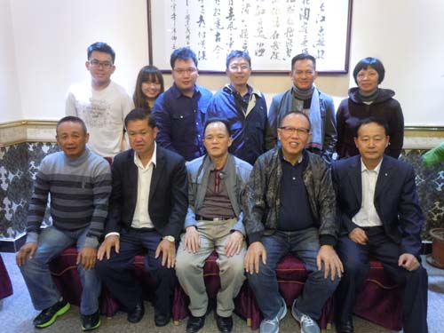 侨胞与亲人团聚后合影
