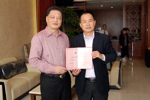 市领导梁和平向梁卫东先生颁发市侨联常务委员证书