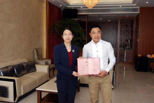 市领导颜海娜向梁宇龙先生颁发市侨联常务委员证书