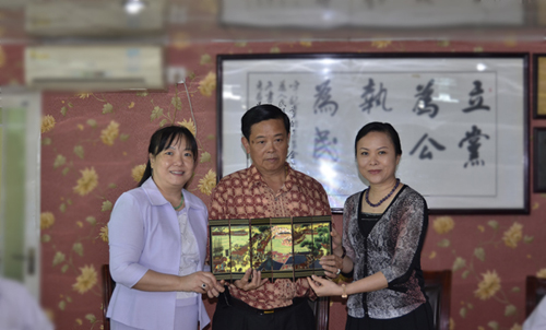 广州市白云区侨联负责人向天水堂博物馆赠送工艺品