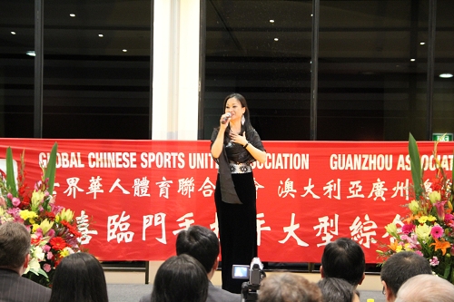 首届省港杯歌唱大赛冠军、广州市歌舞团歌唱家汤莉小姐带来的粤语歌曲引起了海外乡亲的共鸣。