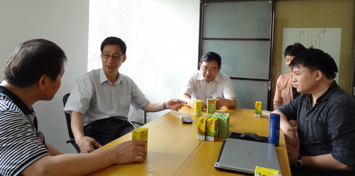 广州市越秀区侨联主席罗仲哲（左1）陪同越秀区区委常委、统战部部长齐小平（左2），统战部副部长宋晓凤（左3），统战部办公室主任李君一行，到恒仕工艺品店进行调研。 越秀区侨联委员、越秀区侨青会常委、恒仕工艺品店董事长梁绍恒（右1）向领导们汇报了公司（连锁）经营情况。