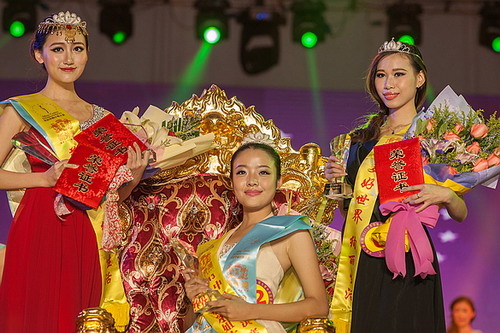 2013世界华裔小姐大赛中国区总决赛冠军12号王雪莹（中），亚军14号王玥（左），季军6号陈晨（右）。梁艳君 摄