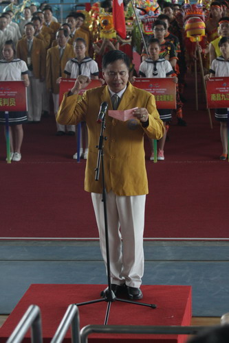 在“中国舞龙舞狮公开赛”开幕式上的何狄强会长宣读宣誓词