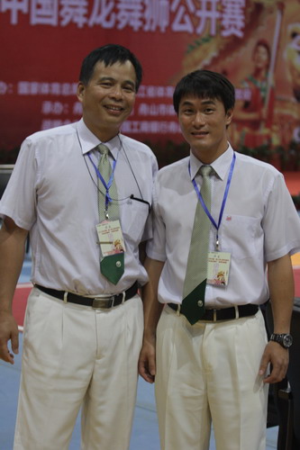 在“中国舞龙舞狮公开赛”开幕式上的何狄强会长与裁判员合影