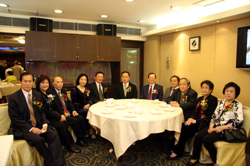 孔爱玲（左四)和与会领导嘉宾座谈。 李恩 摄