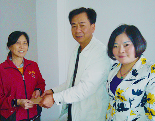 陈永威与困难马来西亚归侨黎妹亲切交谈、嘘寒问暖，详细询问困难归侨的生活状况和身体情况，鼓励她要坚定信心、战胜困难，并送上慰问金。