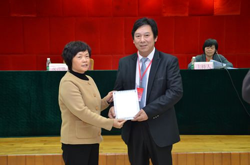 黄圃镇党委副书记、镇长刘少卿(左)为新当选侨联主席石小康(右)颁授证书