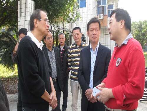 开平市侨联兼职副主席周志峰（右）与方东明先生（左）亲切交谈