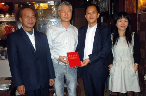 广宁侨联向莫旭光先生颁发证书。