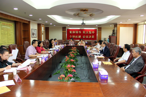市人大常委会外事侨工委、市侨联领导到布吉侨联调研时与有关负责人座谈。李恩 摄