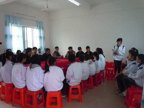中马学生面对面进行交流，互相学习，共同提高