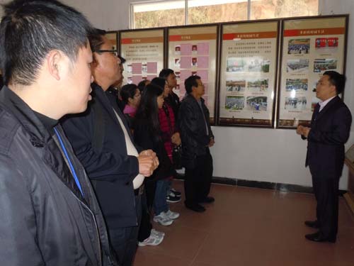 北市中学向客人介绍发展历程