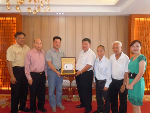 肇庆市政府副秘书长陈义（左3）向诗巫广宁公会赠送纪念品
