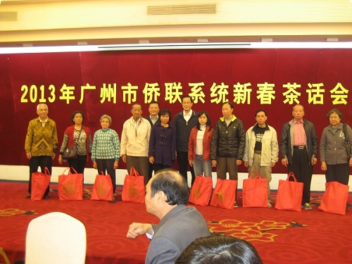 陈明德常委和李瑜主席给困难归侨侨眷发送慰问品