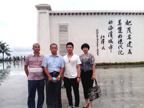 茂港区侨联主席（右一）与陈自强先生（右二）等客人在茂港滨海公园合照。