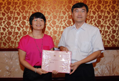 黄旭征副主任向梁海燕同志颁发当选征书。张练研 摄