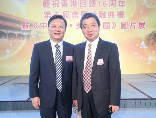 广州市侨联主席李瑜（左1）与广州市侨办主任吕志毅在就职典礼上亲切会面，共促互勉做好穗港两地侨界工作