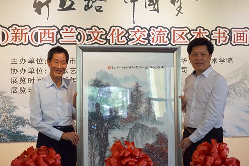 区本先生向中山市侨联赠送作品