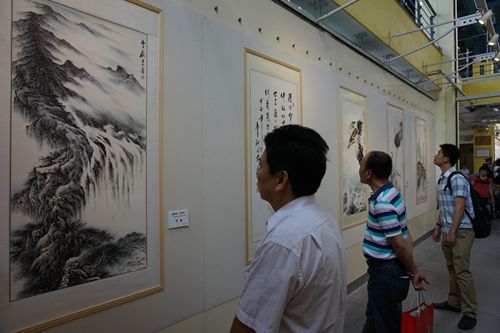 精彩的作品吸引了大家驻足欣赏