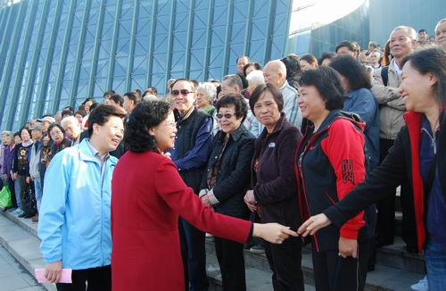 市委常委、统战部部长梁丽娴亲切接见广大侨友和回乡度岁的乡亲