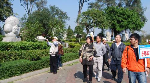 侨友们在有孔虫雕塑园参观