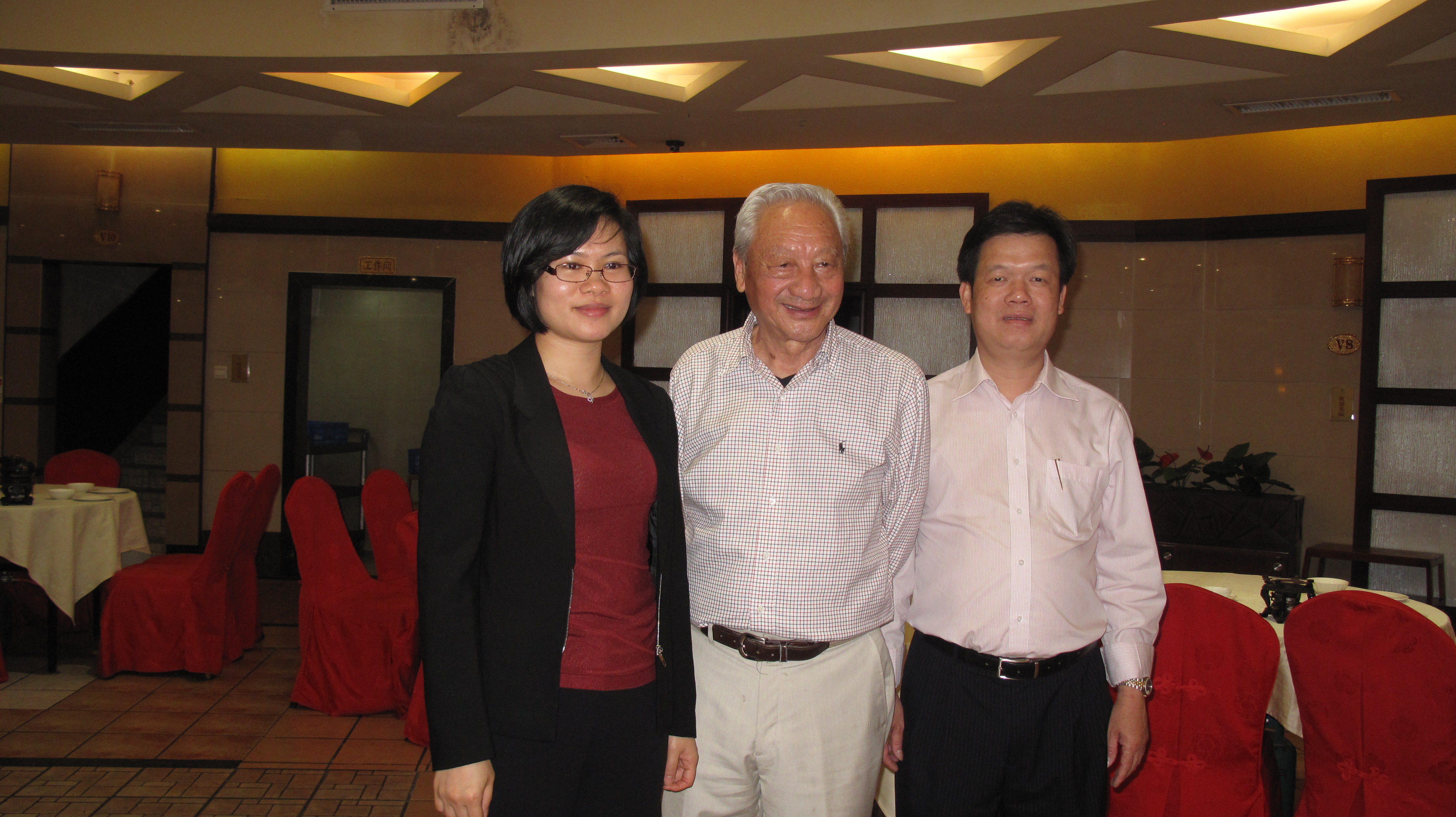 左：黄力奔副市长 中：吴庭杨先生 右：冯立本局长。