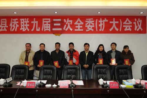 市侨联主席黄志坚为先进基层侨联组织颁发证书