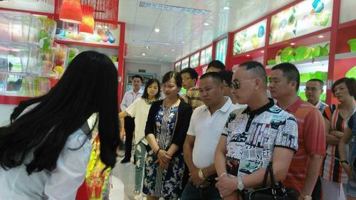 考察团参观广东海兴塑胶公司