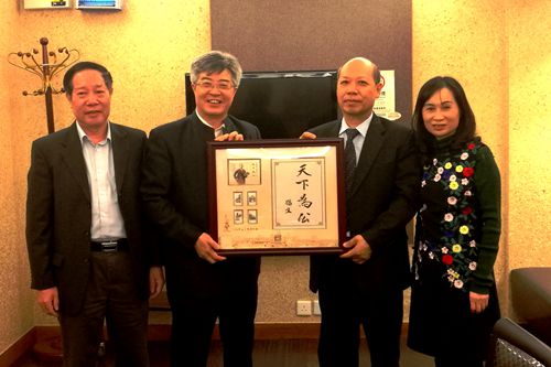 拜会省政协常委、澳门中山同乡联谊会会长卢伟硕伉俪。