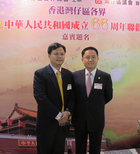 市侨联主席黄志坚（左一）与庄创业先生合影