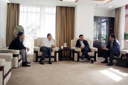 中国侨联林军主席听取广州市的汇报。右一：市侨联李瑜主席，左一：市侨联孙穗君副主席