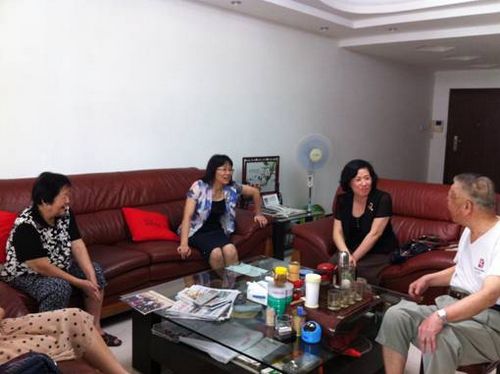 与离休老党员亲切交谈