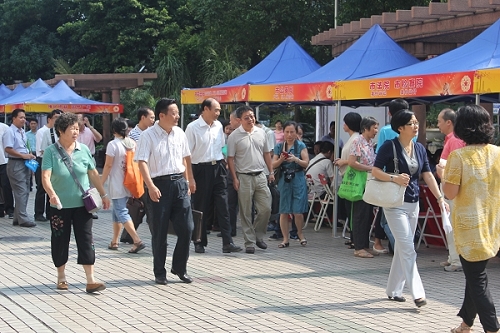 参加活动的领导视察咨询现场。