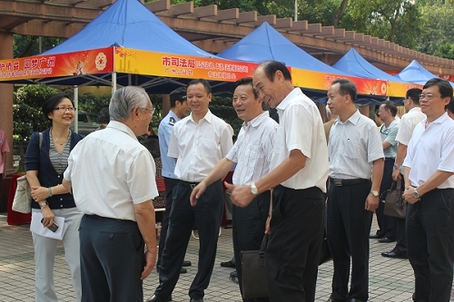 参加活动的领导与印尼归侨何光宇（左二）亲切交谈。