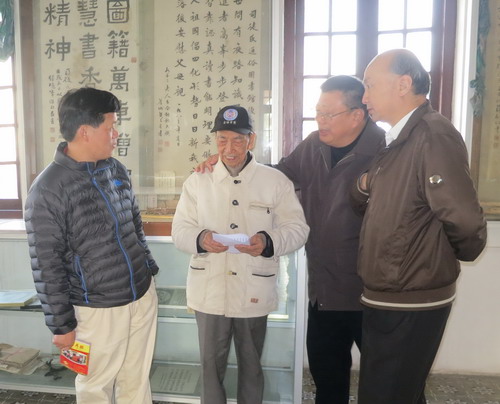 司徒氏图书馆馆长司徒亮为大家介绍馆内情况。