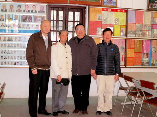 在司徒氏图书馆合影（黄纪凯、李崴、司徒亮、冯立本）。