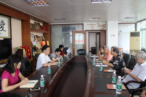 双方在座谈会上交流。