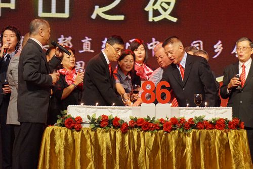 大会主要领导切蛋糕庆祝雪兰莪中山同乡会86周年会庆。