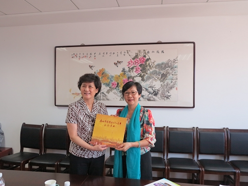 广州市侨联副主席梁瑞冰（右）向青岛市侨联党组书记、主席牟红岩（左）赠送纪念画册