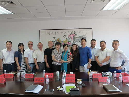 青岛市侨联领导和广州市新侨企业家代表团合影。青岛市侨联党组书记、主席牟红岩（左六），副主席梁启云（左二），广州市侨联副主席梁瑞冰（右六）