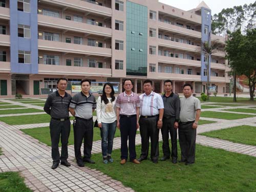客人在北市中学与侨联领导、校领导合影