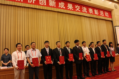 彭涛博士（左三）领取中国侨联特聘专家证书