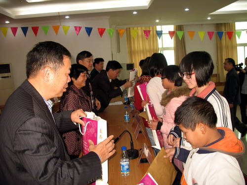 各位嘉宾颁发助学金及礼品给各街镇学生。
