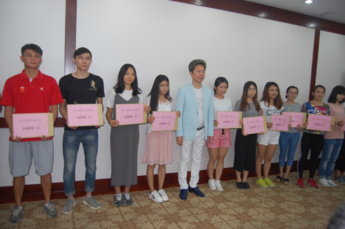 受助学生获得助学金