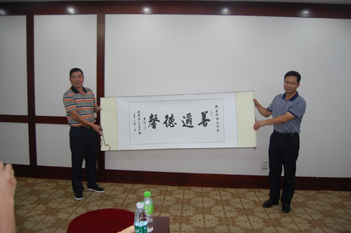 广宁县政府赠送字画给阮玉荣先生，图为县委书记袁海平（右）