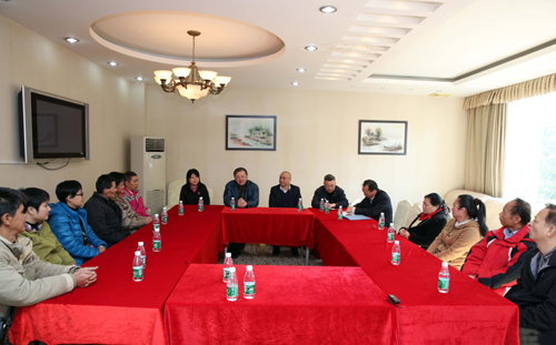 深圳市侨联领导与华侨城困难归侨侨眷代表座谈。李恩 摄