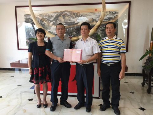 开平市侨联聘请戚均良先生成为开平市侨青会名誉会长。
